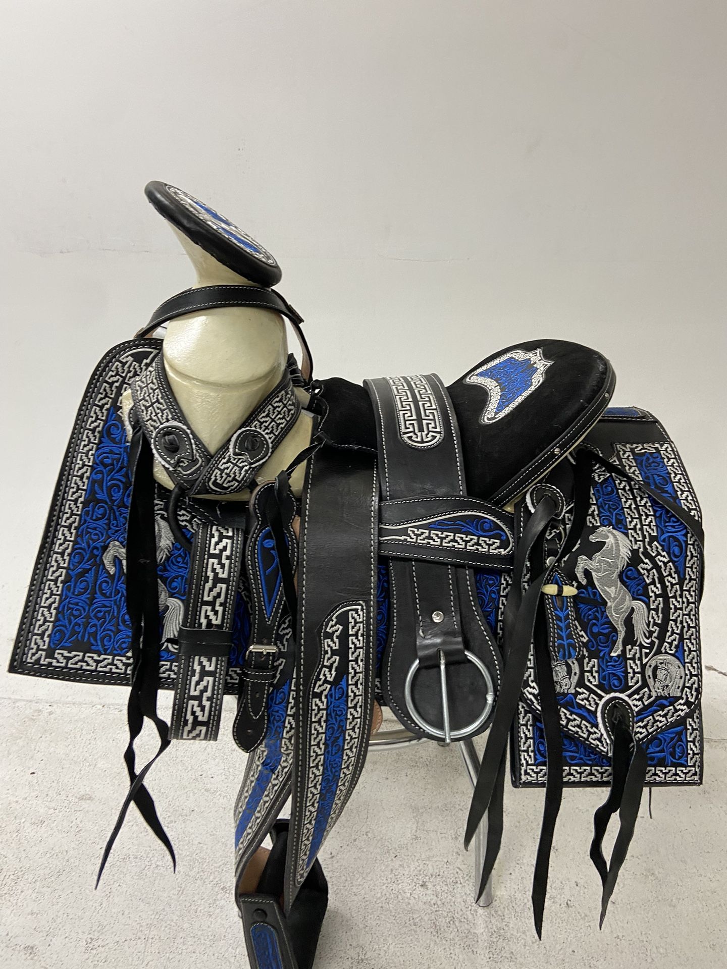 Montura Charra Bordada Con Cantinas Cuadradas