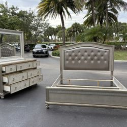 Beautiful Bedroom Set king Size Solid Wood Golden Color In Excellent Condition By Coaster Furniture