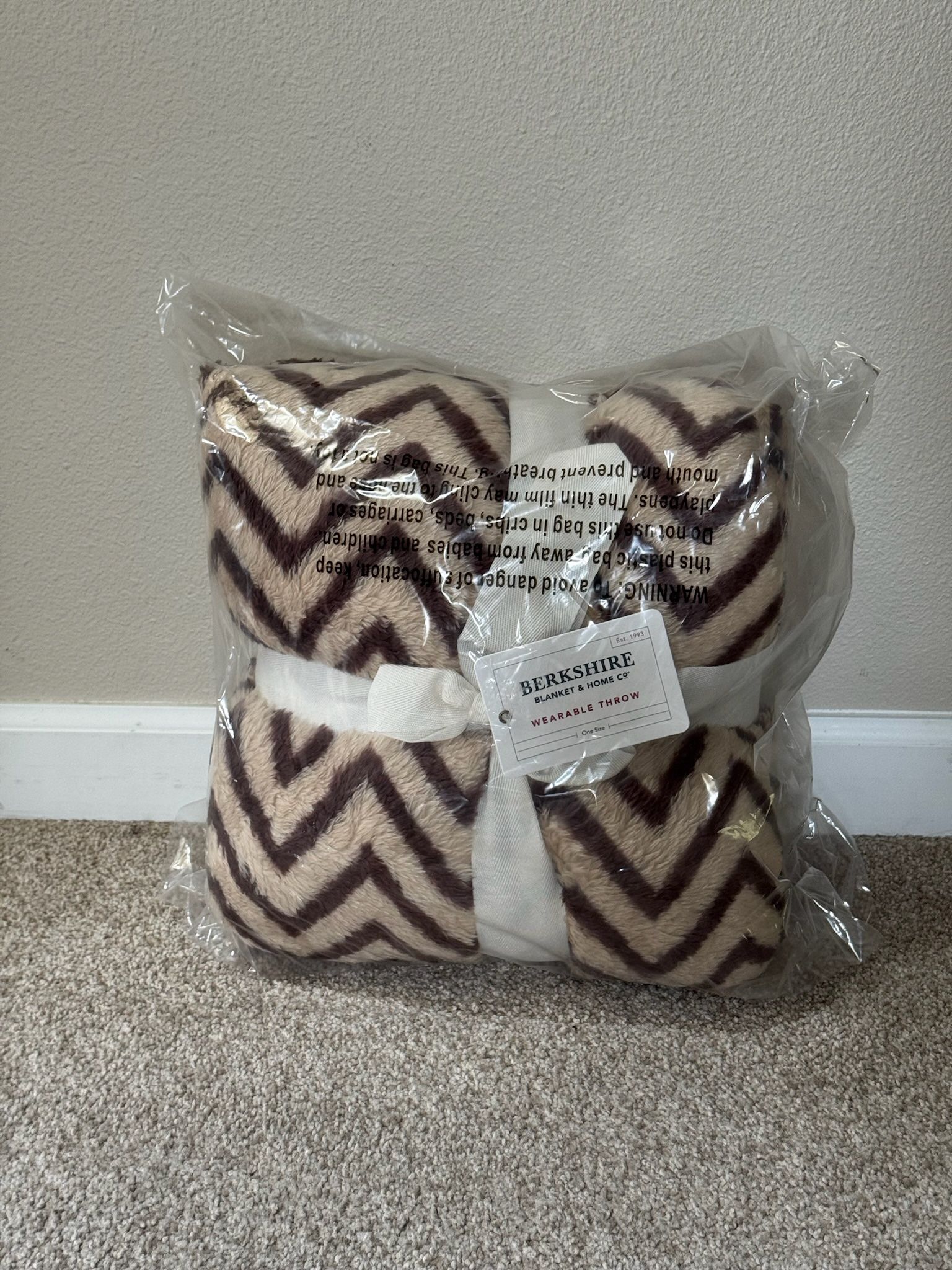 Wearable Throw Blanket – Brand New