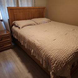 Queen Bed Comes With Mattress Pillows And Topper 