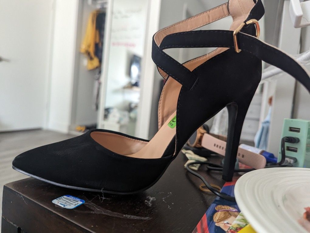 Black women's pump heel 