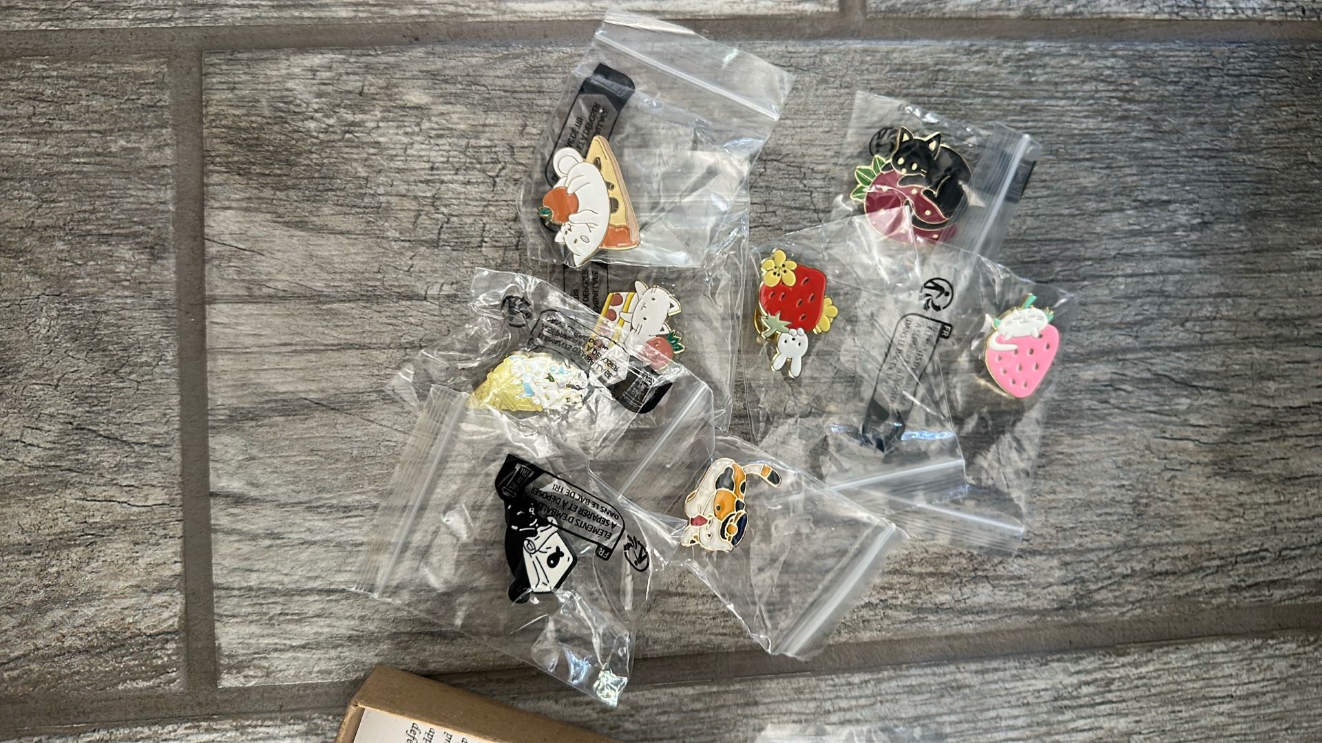 Cat pins brooch