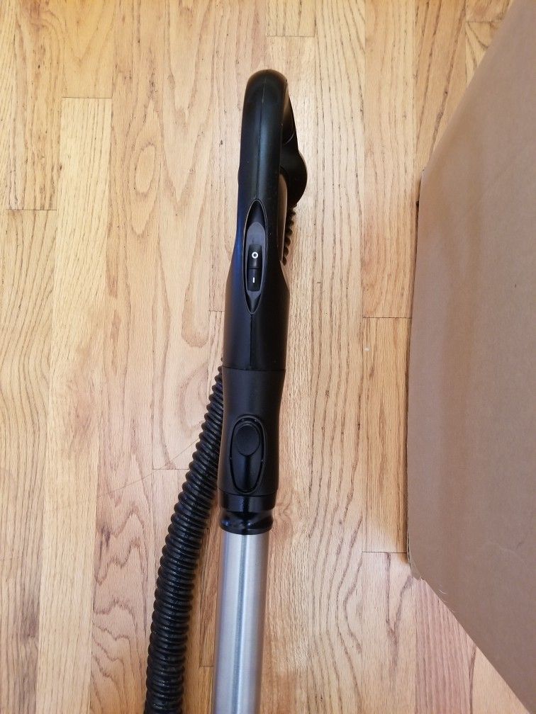 NEW cond FILTER QUEEN 360SS VACUUM WITH COMPLETE ATTACHMENTS , AMAZING POWER SUCTION , WORKS EXCELLENT , IN THE BOX