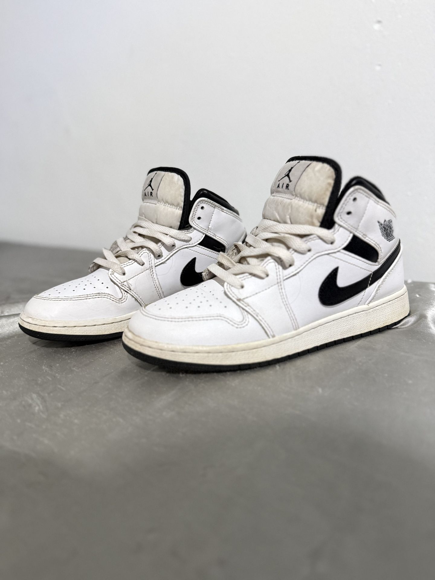 Jordans 1 mid