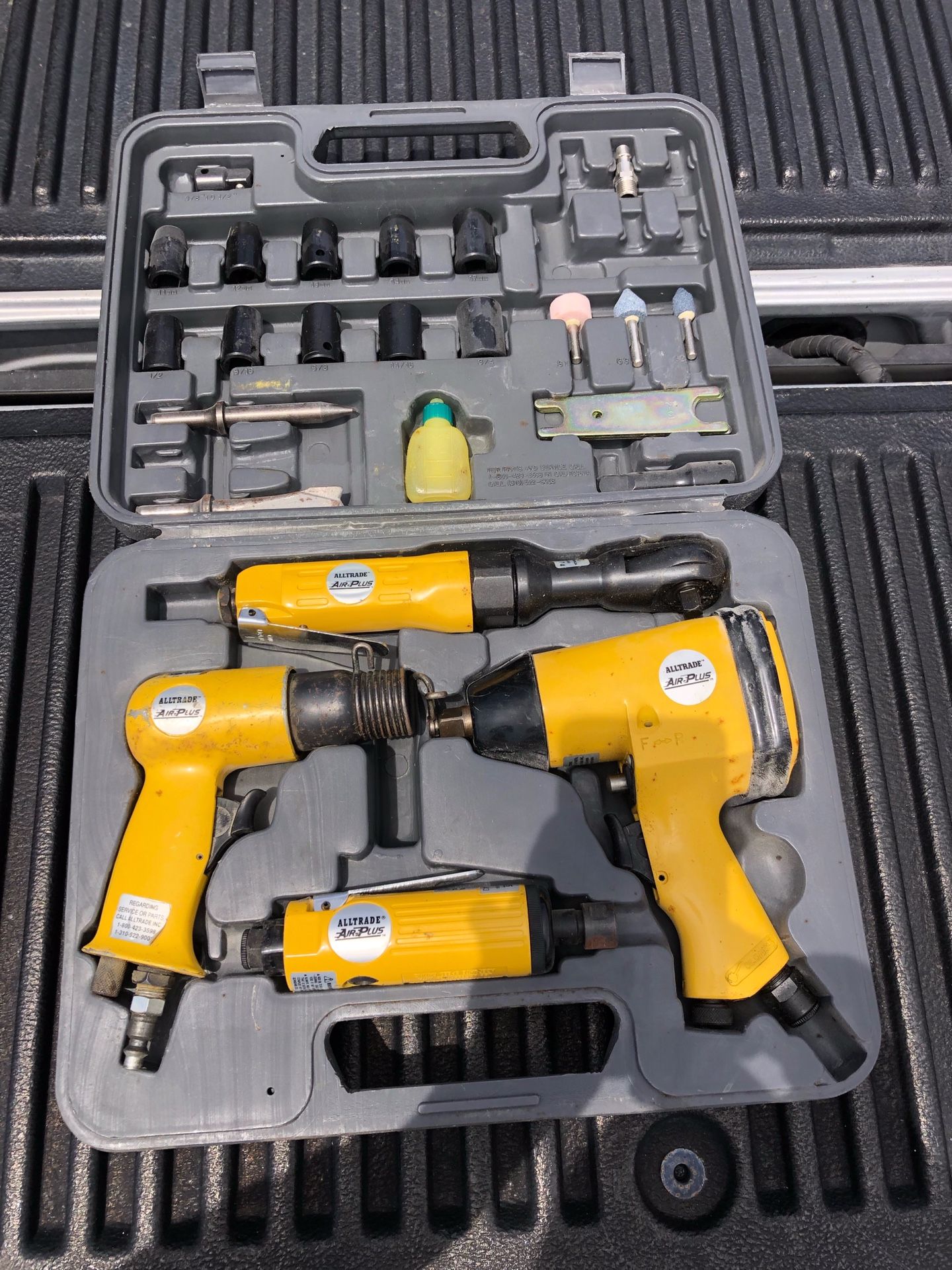 Air Compressor W tools works Needs a hose