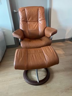 Stressless Mayfair Ekornes chair and ottoman