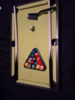 Mini pool table