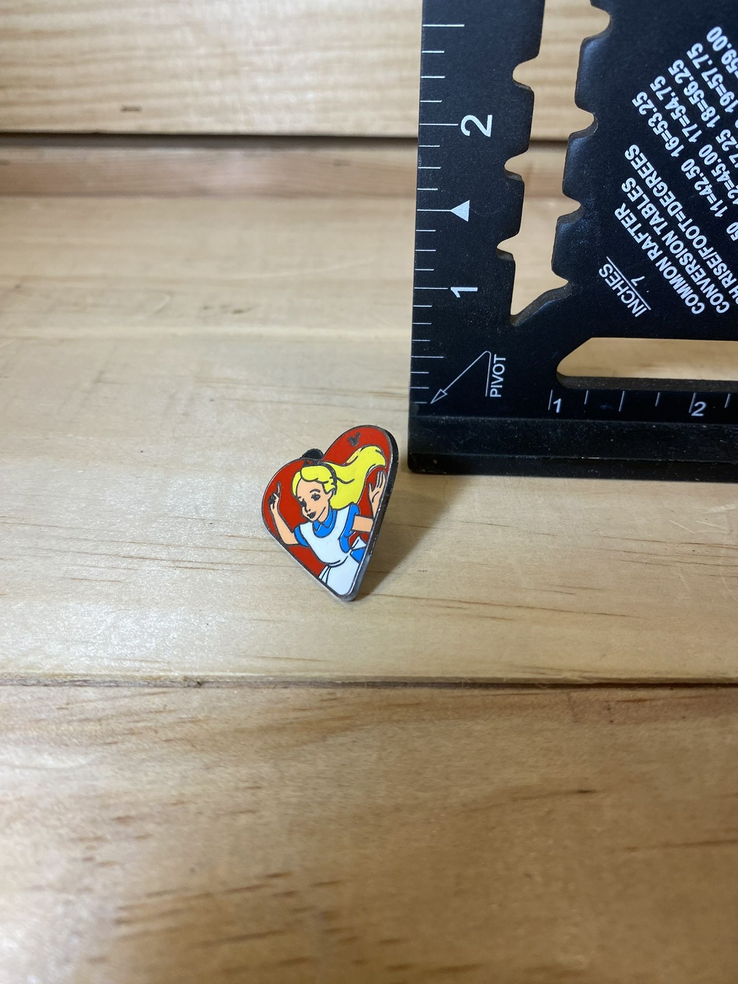 Disney Pin 2013 Hidden Mickey Alice In Wonderland