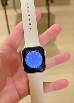 Apple Watch SE 2nd Gen GPS — 94% Battery — Excellent Condition — $125 OBO