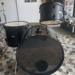 Black 4  Piece Killer Drum Set. ( Read Full Description)