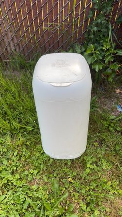 Trashcan for dirty baby wipes
