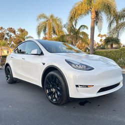 2023 Tesla Model Y Long Range All Wheel Drive AWD 20,000 Miles