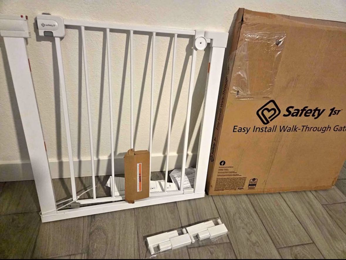 Adjustable Pet Gate / Baby Gate - Fits Openings 29” - 38”