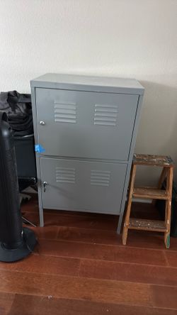 Metal locker cabinet