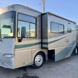 2004 Winnebago journey 34H diesel pusher with 2 large slide outs 330HP