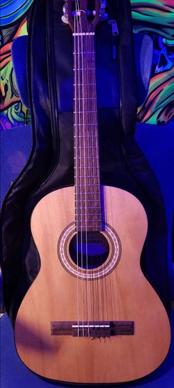 Like New Condition - Fender FA-25N 3/4 Size Nylon
String Acoustic Classical
Guitar w/ diboer gig bag