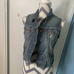 Levi’s Women Vest Size Medium ** Yes Is Available ** Located On Pecos And Alexander 