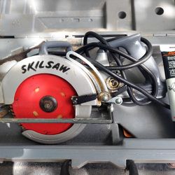 Worm Drive Skil Saw  with Case, almost brand new!