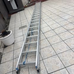 Escalera de 40 pies de aluminio, casi nueva