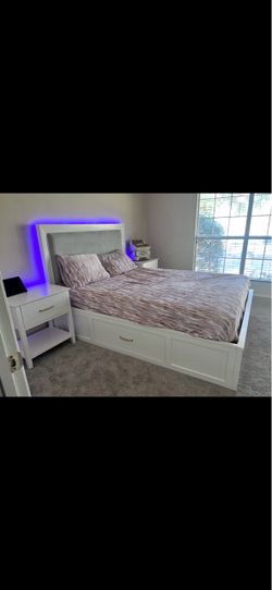 Bed in very good condition, with drawers and side drawers.