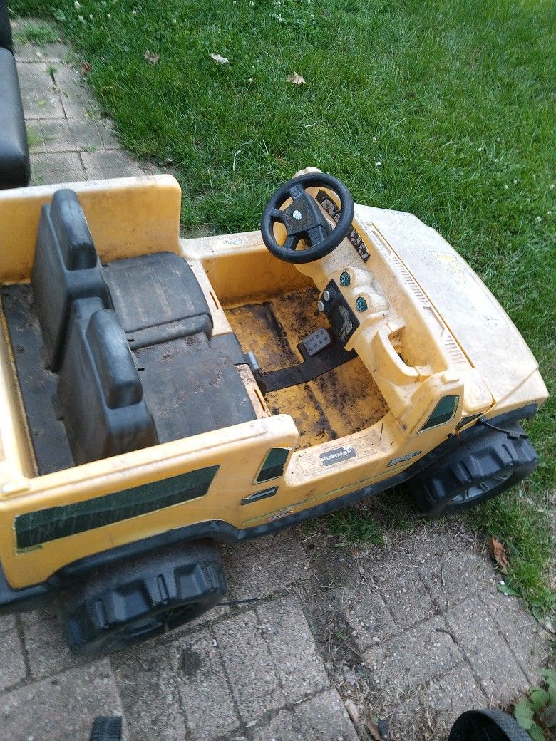 LITTLE TIKES HUMMER KIDS VEHICLE
-NEEDS BATTERY (35 ONLINE)
-ONLY RUNS BACKWARDS
-GREAT FATHERSDAY PROJECT
-TEN BUCKS OR BEST OFFER
THANKS!