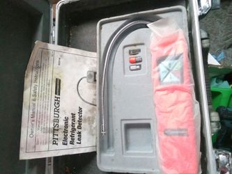 Electronic refrigerant leak detector