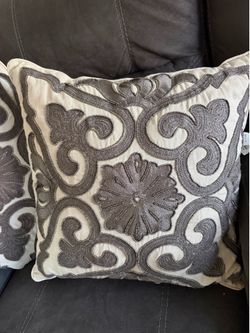 Beautiful throw pillows from bed bath and beyond
