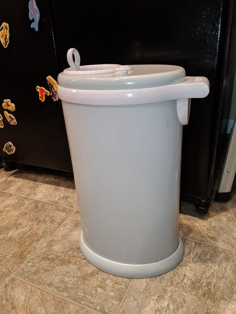 Ubbi cloth diapering pail with with two waterproof liners