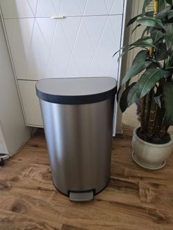Trash Can Kohler 20 gallons/ Almost New