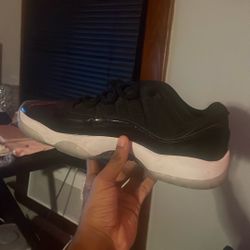 Black jordan 11 low 