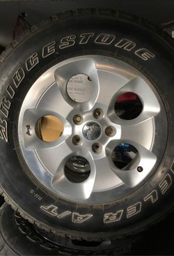5 rines y llantas buenas condiciones. Para jeep. $250 las 5. Limpiando mi garaje