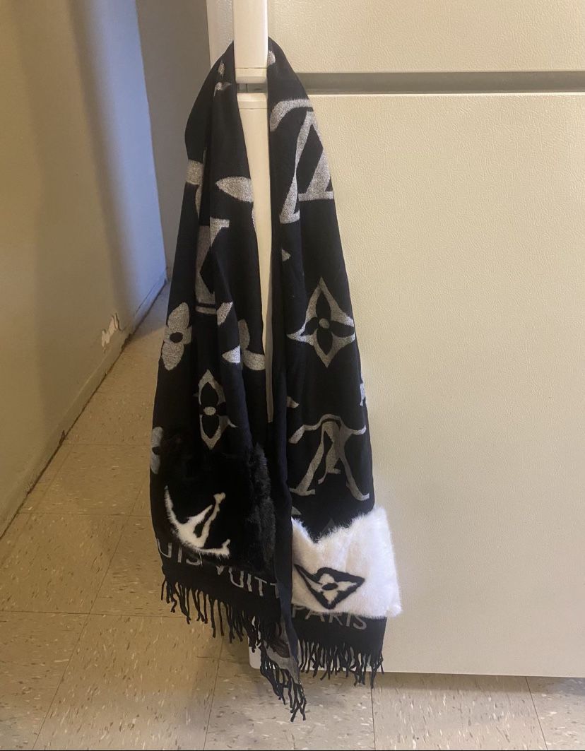 Louis Vuitton Scarf With Pockets 