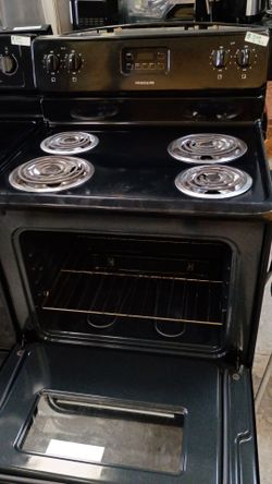 Black Frigidaire electric coils stove with warranty delivery available fee depends on address 🏠🛣️🚛