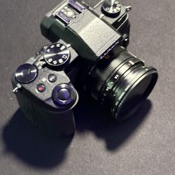 Panasonic LUMIX G85 Camera With Leica 15mm lens, Strap & Batteries