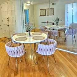 47" Round White & Gold dining table set & 4 chairs. Sit up to 6 people