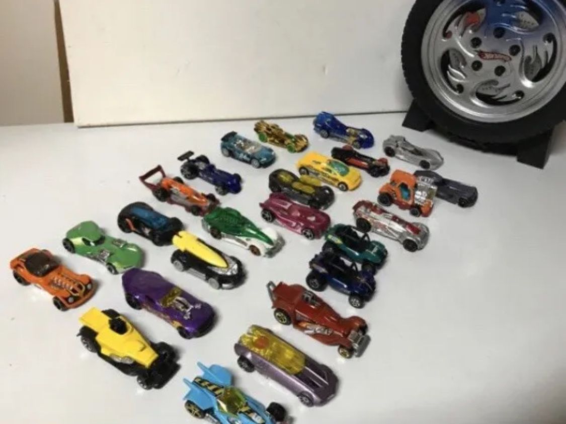 Big Lot Hotwheels 1/64 DieCast 25 cars & carrying along case futuristic Race concept Car