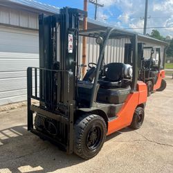 2013 TOYOTA FORKLIFT