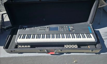 Yamaha MODX8 Synthesizer Keyboard with Hard Case