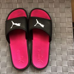 Womens Puma Slides Size (9-10)