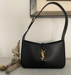 Yves Saint Laurent LE 5 À 7 IN SMOOTH LEATHER Hobo Bag