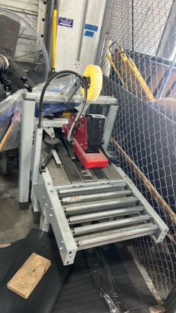 Tape sealing machine