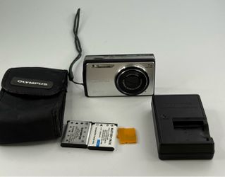 Olympus Stylus 7000 12MP Digital Camera Silver + Charger 2 Batteries Case TESTED