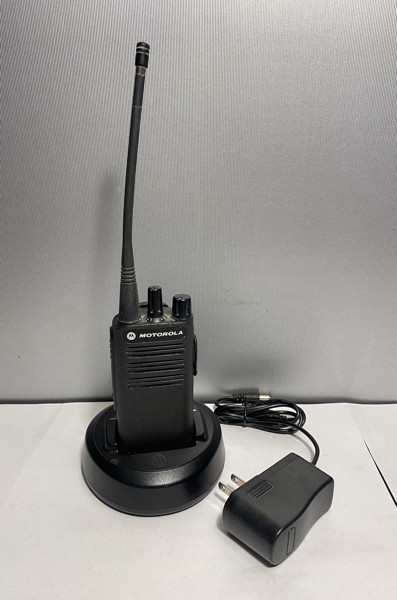 Motorola AAH87YDC9JCZAN UHF Digital Two Way Radio 403-480MHz Complete