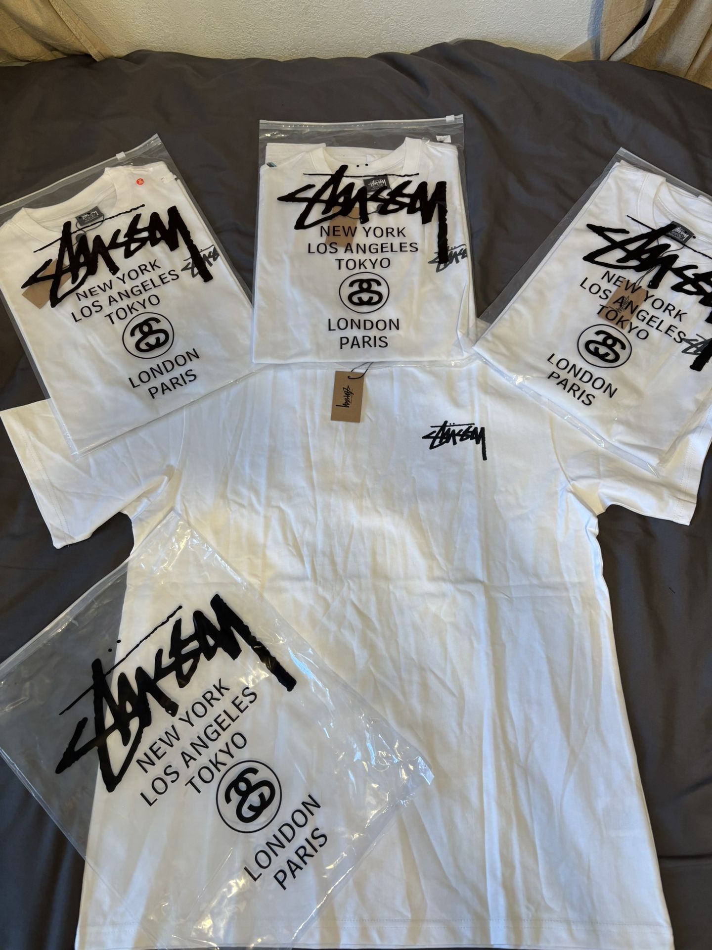 WHITE STUSSY TEE