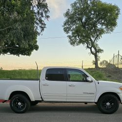 WORK TRUCK ,WORK TRUCK
2006 toyota tundra 
Clean title under my name
Automatic
Runs very good 
No mechanic problems
Shows 140kxxxxmiles 
2WD
Motor V8
