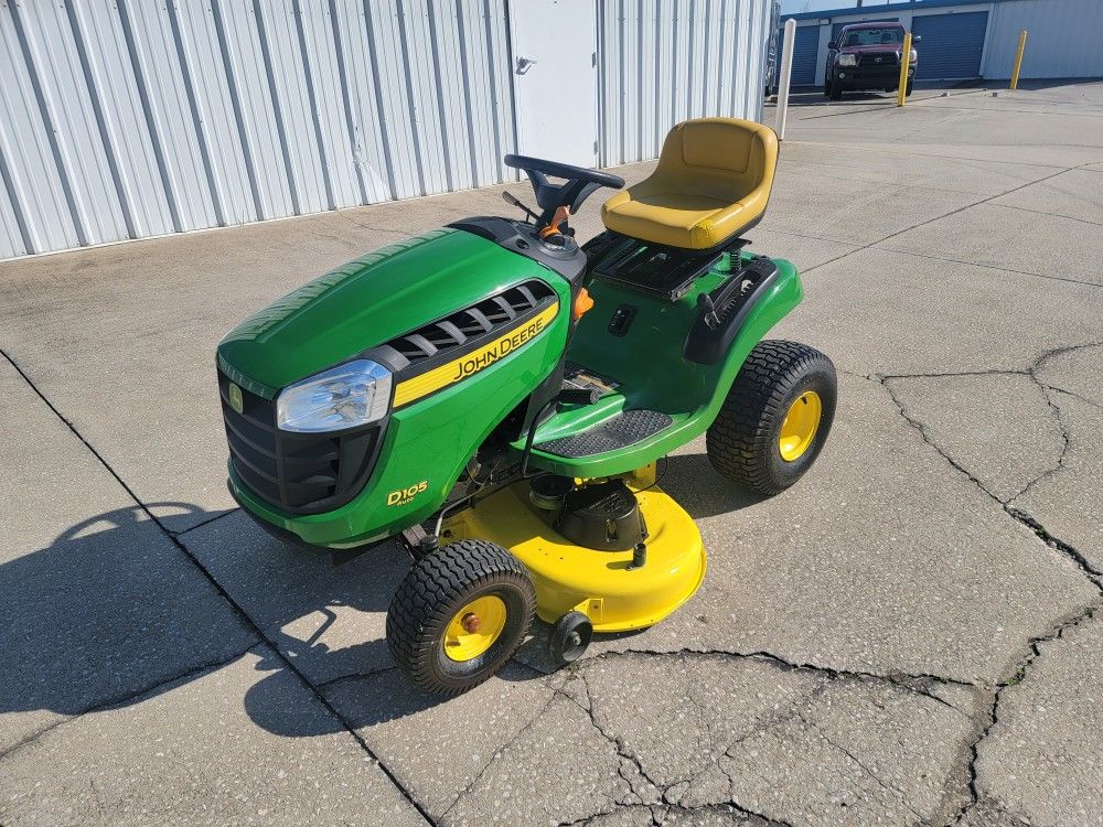 John Deere D105 riding lawn mower. 17.5hp engine, 42" deck and auto transmission. only 149 hours. Delivery available. Runs.
