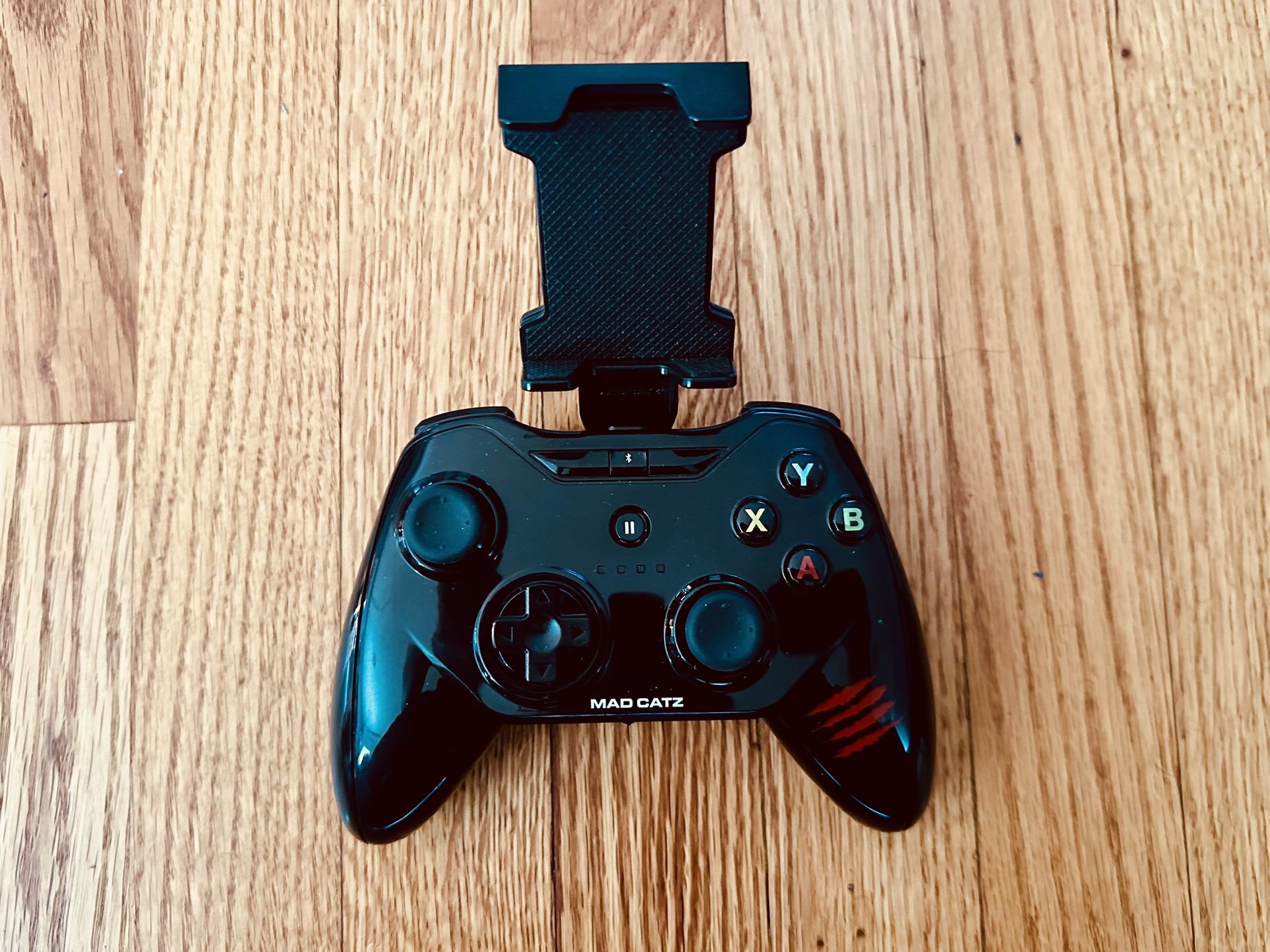 Mad Catz C.T.R.L - iOS Mifi Controller - Bluetooth Mobile/ PC Gaming