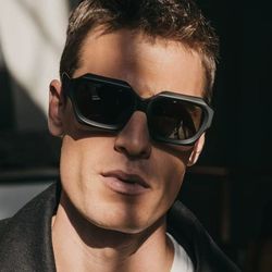 Niche European and American style thick frame sunglasses simple polygonal sunglasses men’s and women‘s fashion personality street shooting catwalk fas