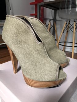 Size 5.5 Women’s Olive Green Booties 