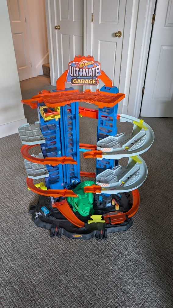 Like-New Hot Wheels Ultimate Garage – Just in Time for Christmas! 🎁 Asking Price: $80 OBO
